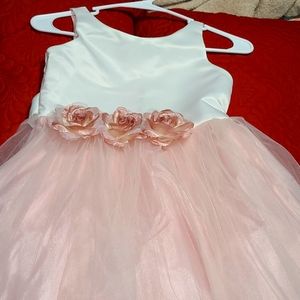 Beautiful dress size 7-8 in pink and white. You choose the occasion.